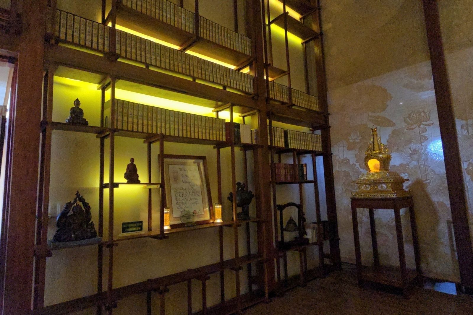 Du khách có thể đến tìm hiểu về Phật pháp