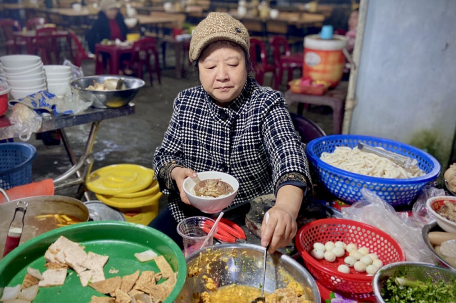 Du khách có thể ghé chợ An Cựu vào buổi sáng hoặc chiều