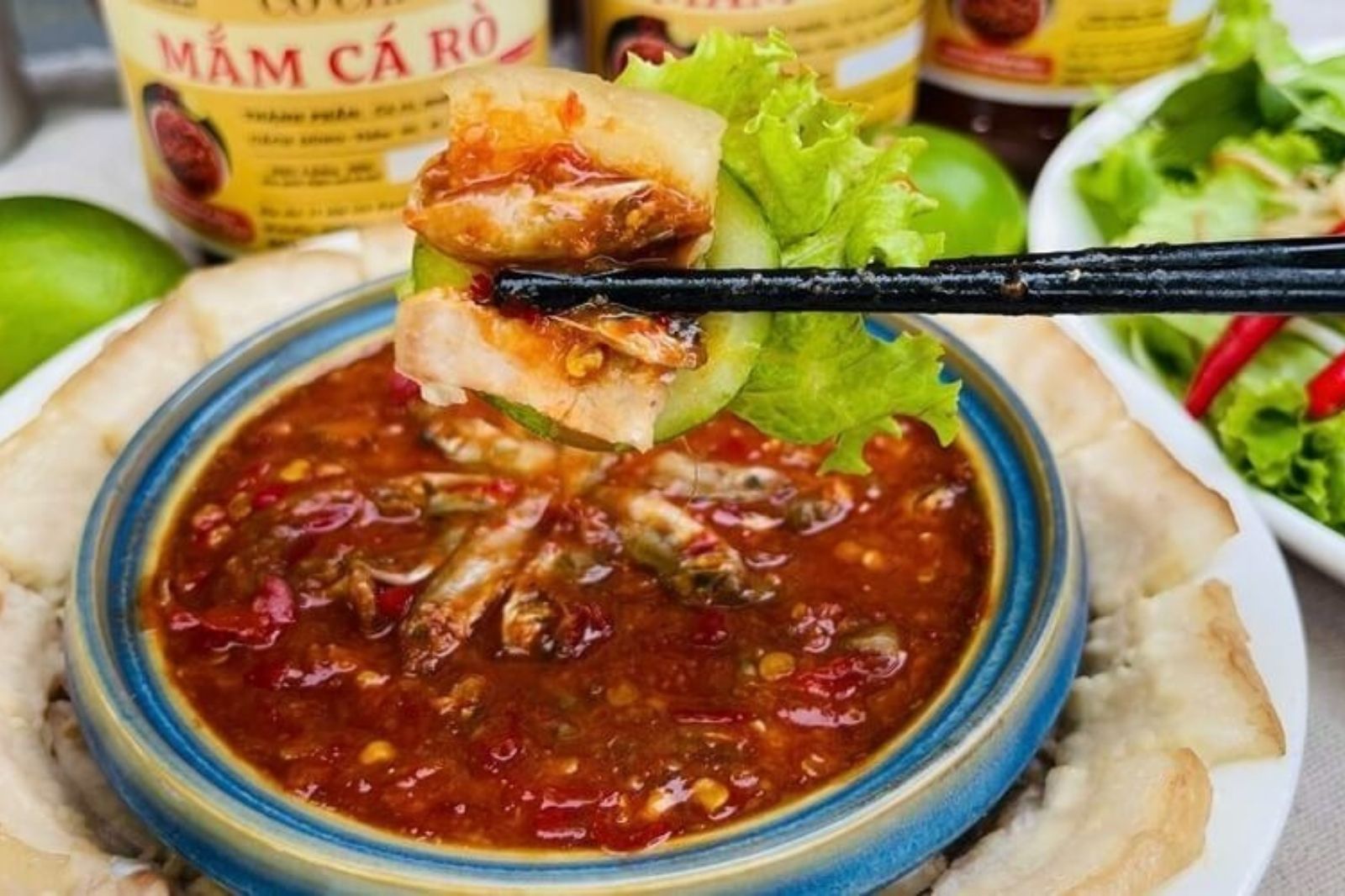 Du khách có thể mua mắm rò để làm quà khi du lịch Huế