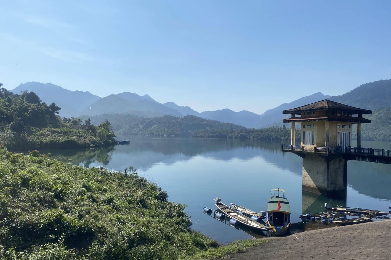 Du khách có thể mua vé thuyền để ngắm cảnh hồ Truồi 