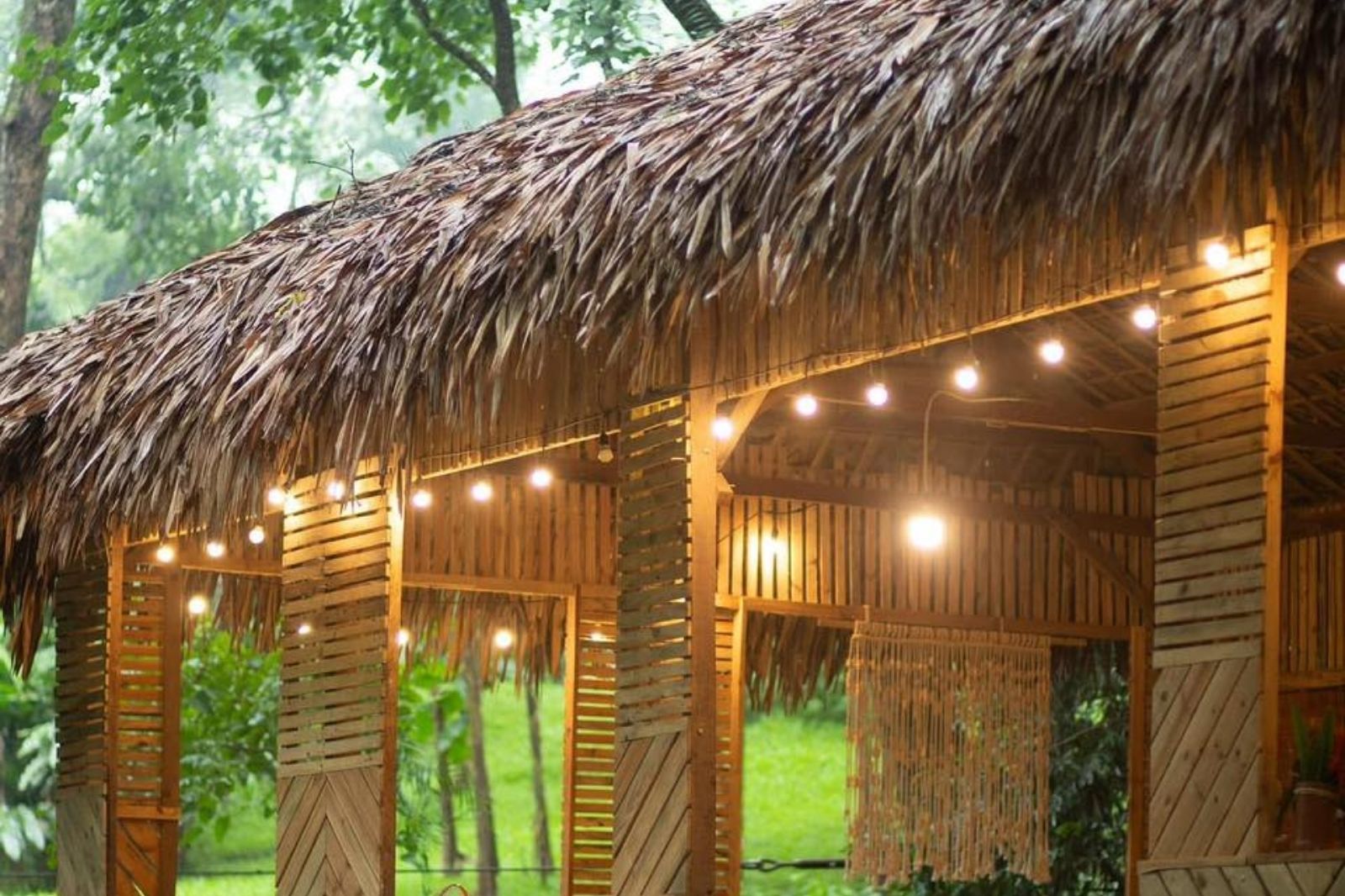 Du khách có thể nghỉ ngơi ở các chòi lá trong khuôn viên 