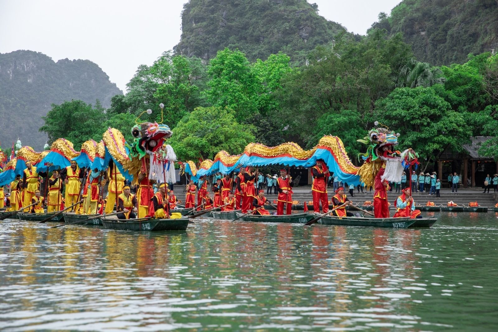 Du khách có thể tham gia các lễ hội truyền thống ở Tràng An