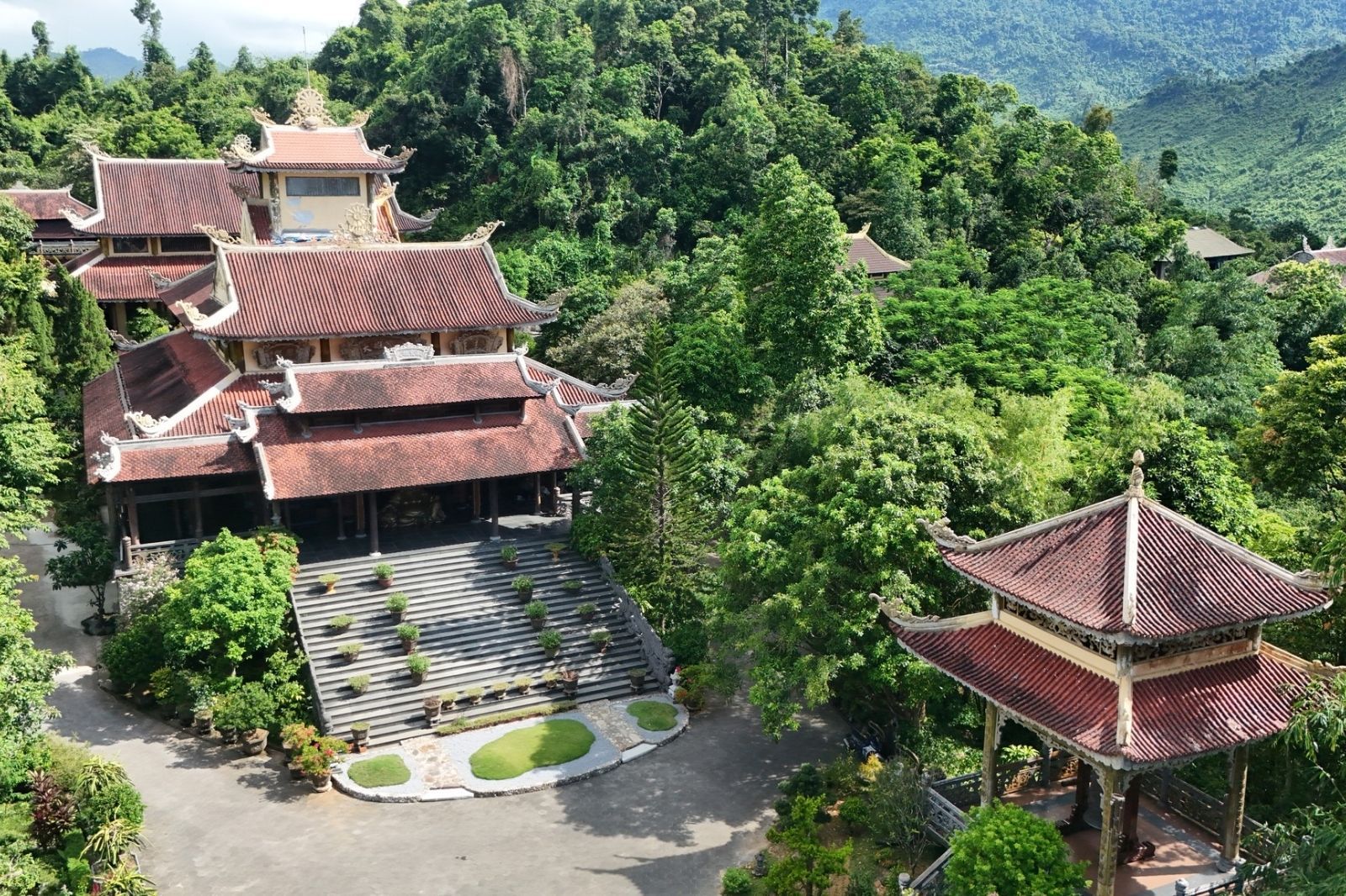 Du khách có thể tham gia nhiều hoạt động ý nghĩa tại thiền viện 