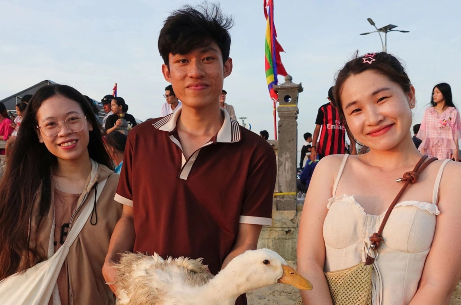 Du khách có thể tham gia trò chơi ở phần hội 