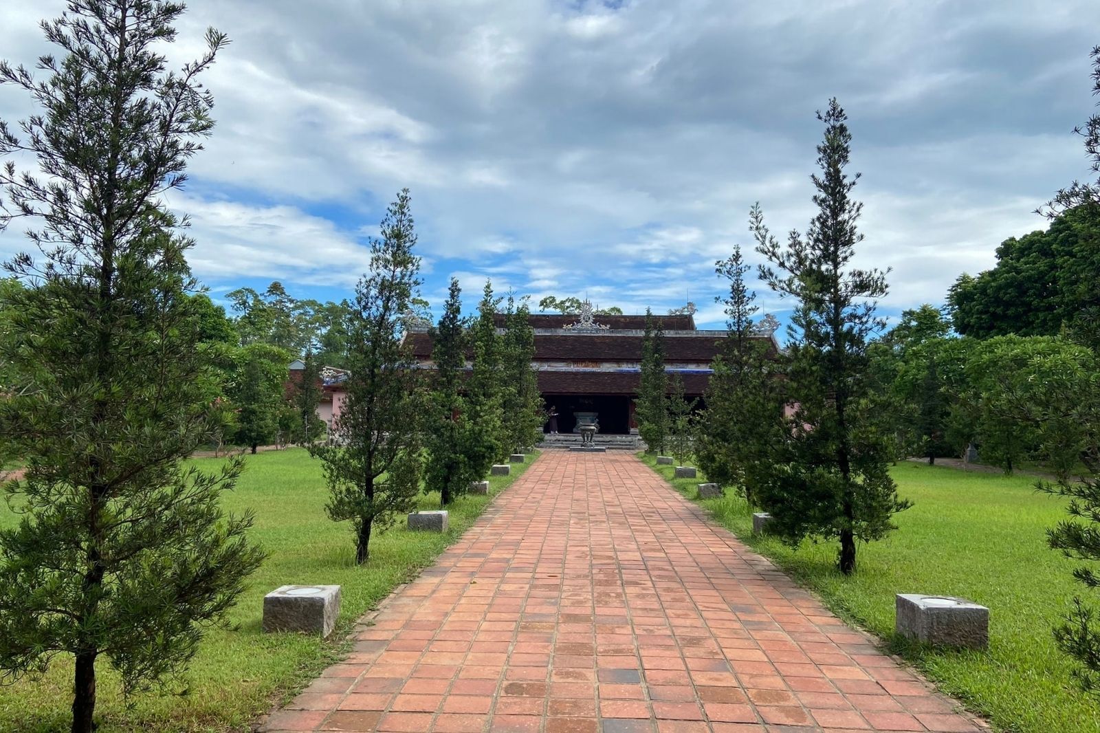 Du khách có thể tham quan chùa vào các ngày trong tuần 