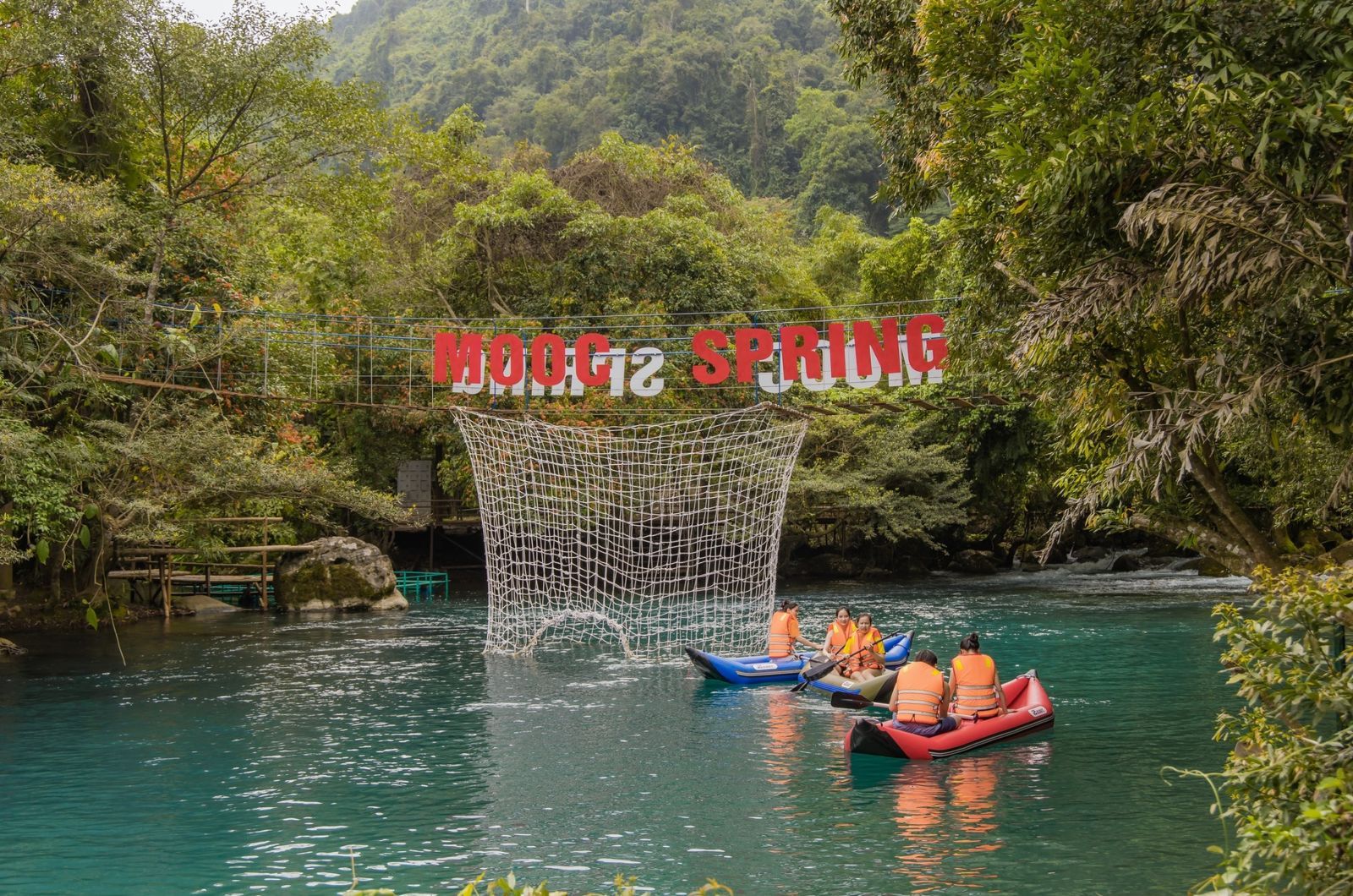 Du khách có thể thử trải nghiệm chèo thuyền kayak trên suối Nước Moọc