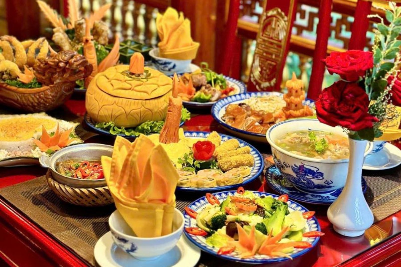 Du khách có thể thưởng thức ẩm thực cung đình ở một số nhà hàng Huế  