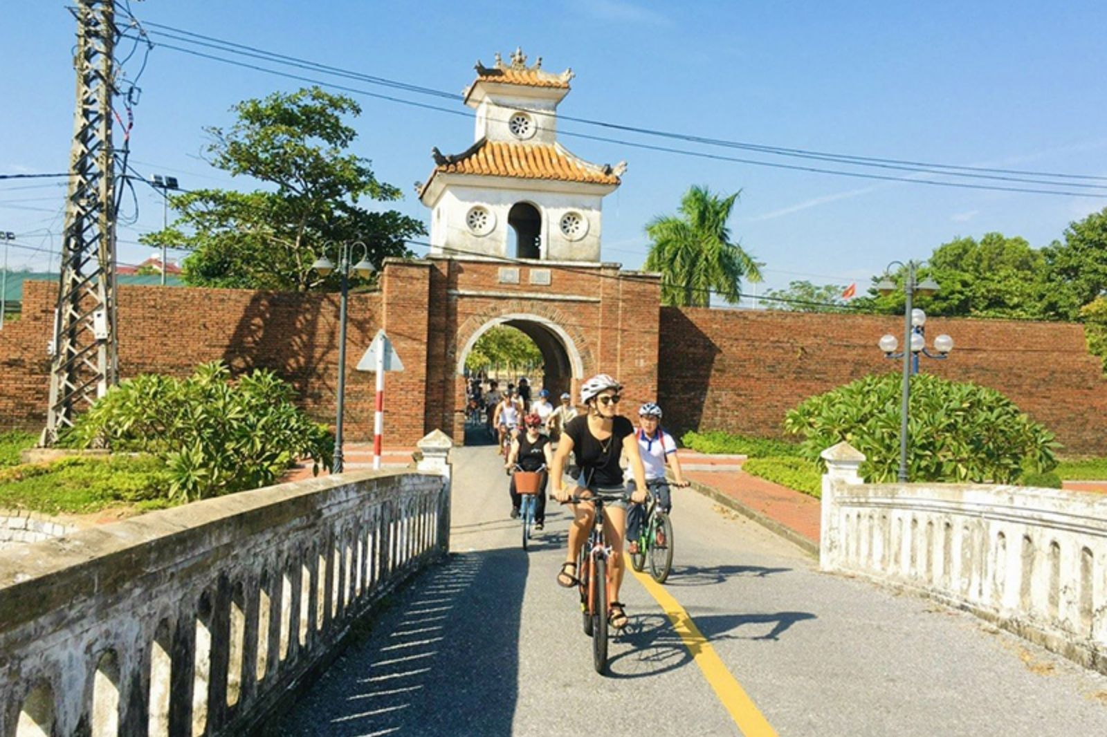 Du khách đạp xe qua thành cổ Đồng Hới  