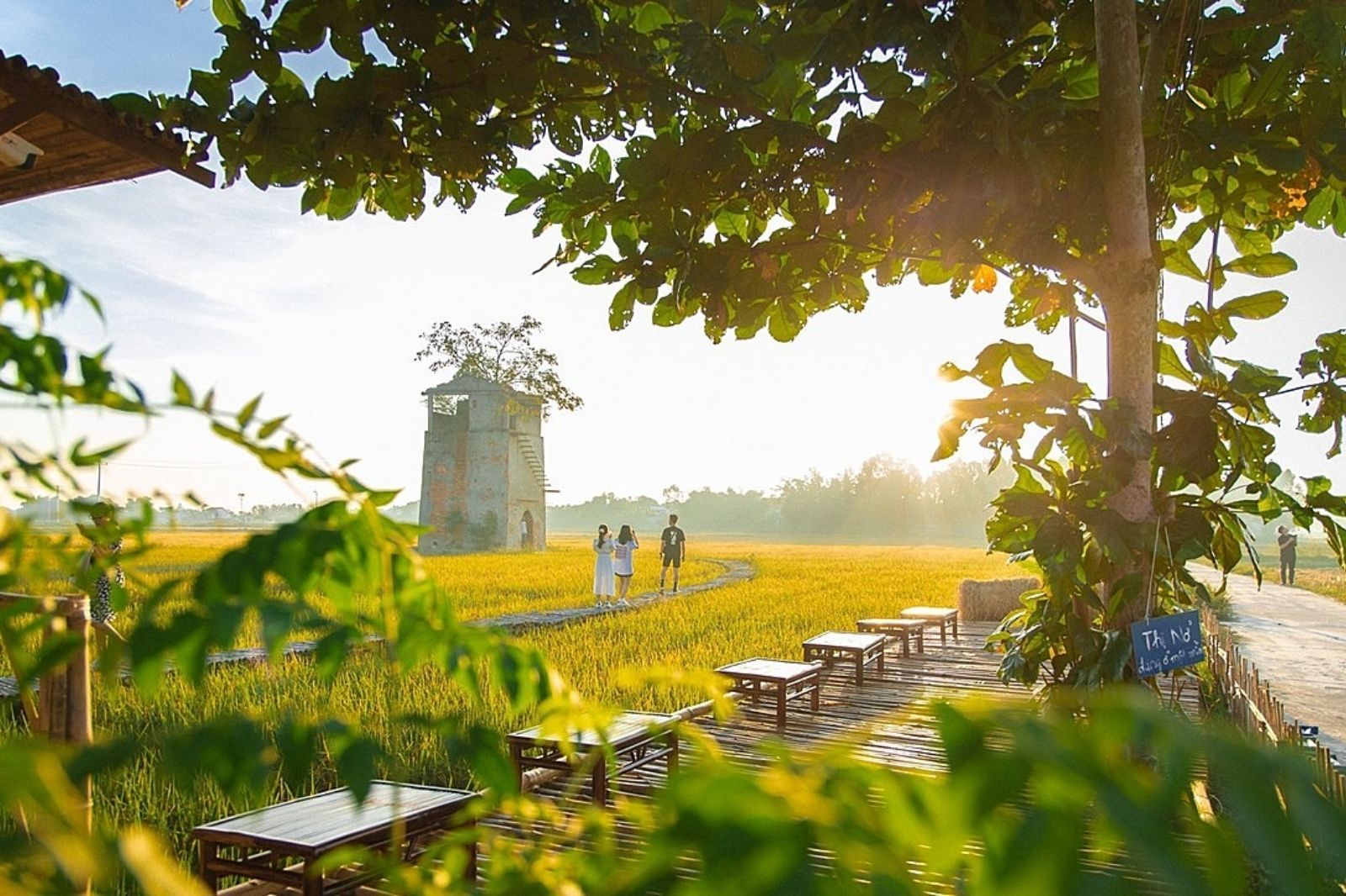 Du khách đến check-in lò gạch cũ 