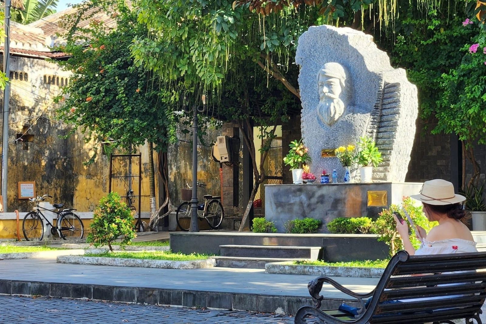 Nhiều du khách đến Hội An thường ghé tiểu công viên này 