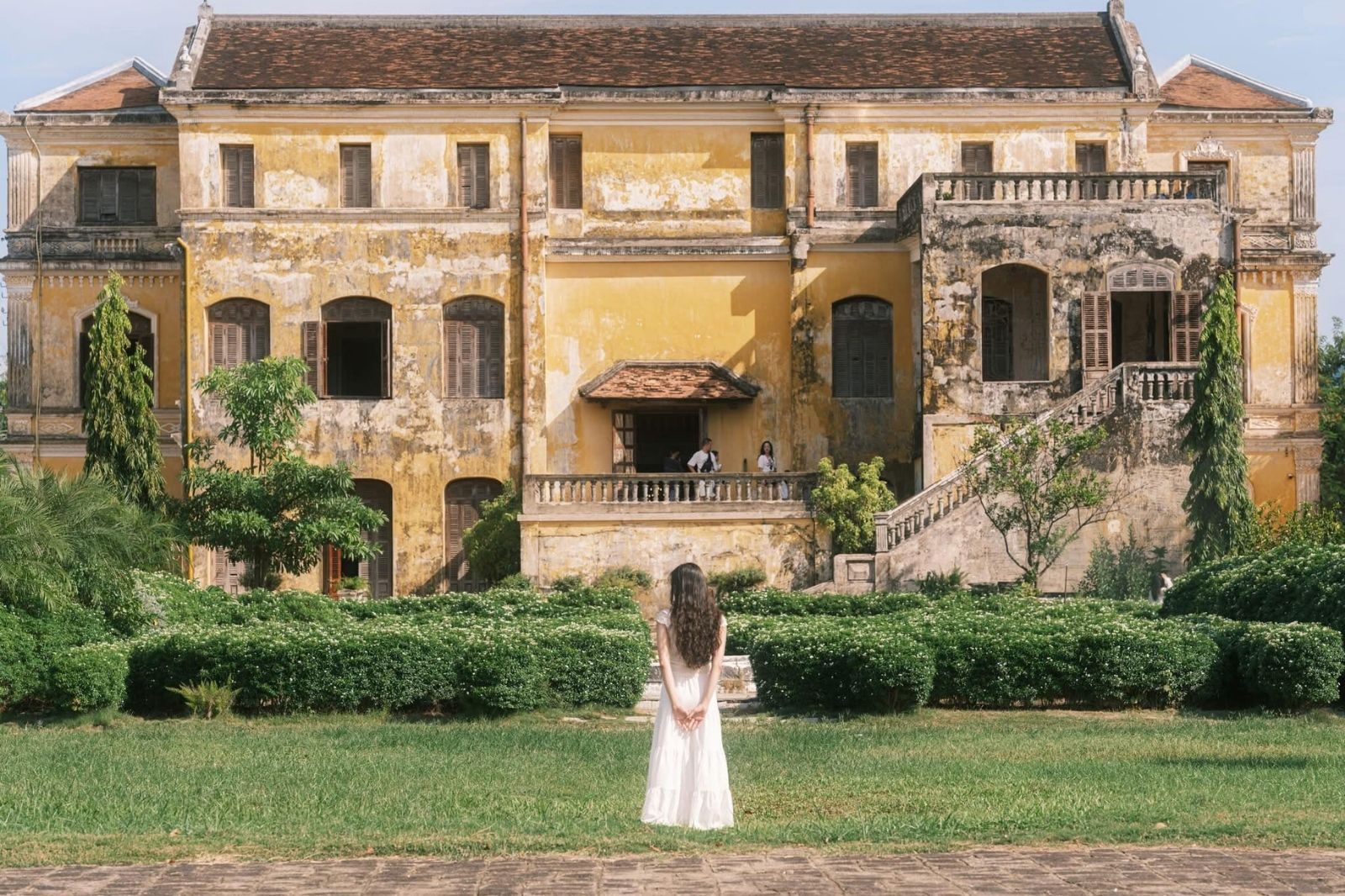 Du khách mua vé để tham quan cung An Định 