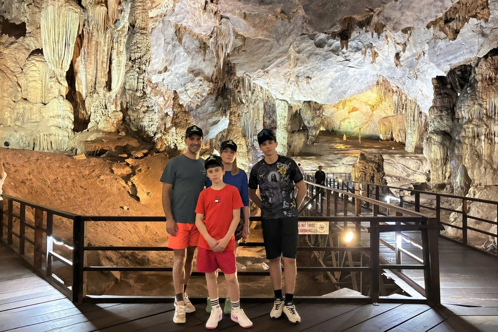 Du khách nên dành khoảng 2 đến 3 tiếng để tham quan động Thiên Đường