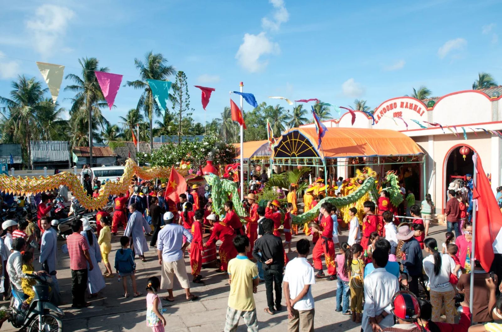 Du khách nên tham quan lễ hội từ sáng sớm