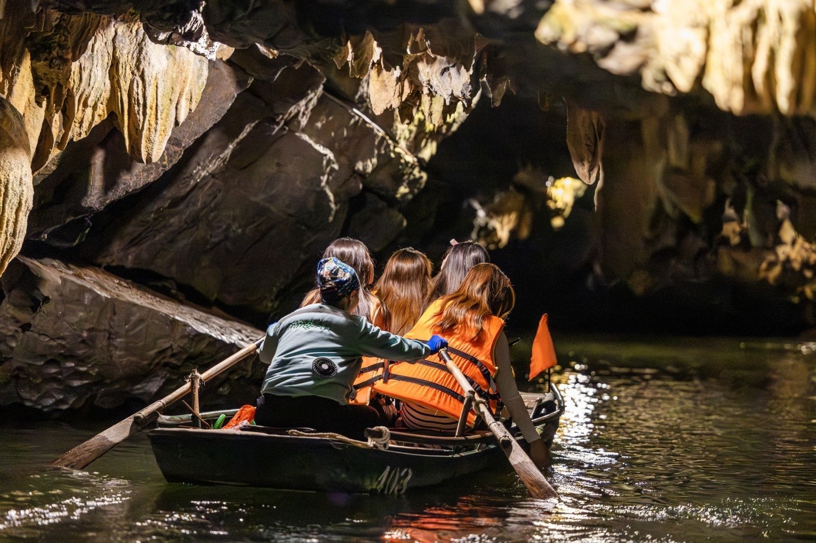 Du khách ngồi thuyền tham quan di sản 