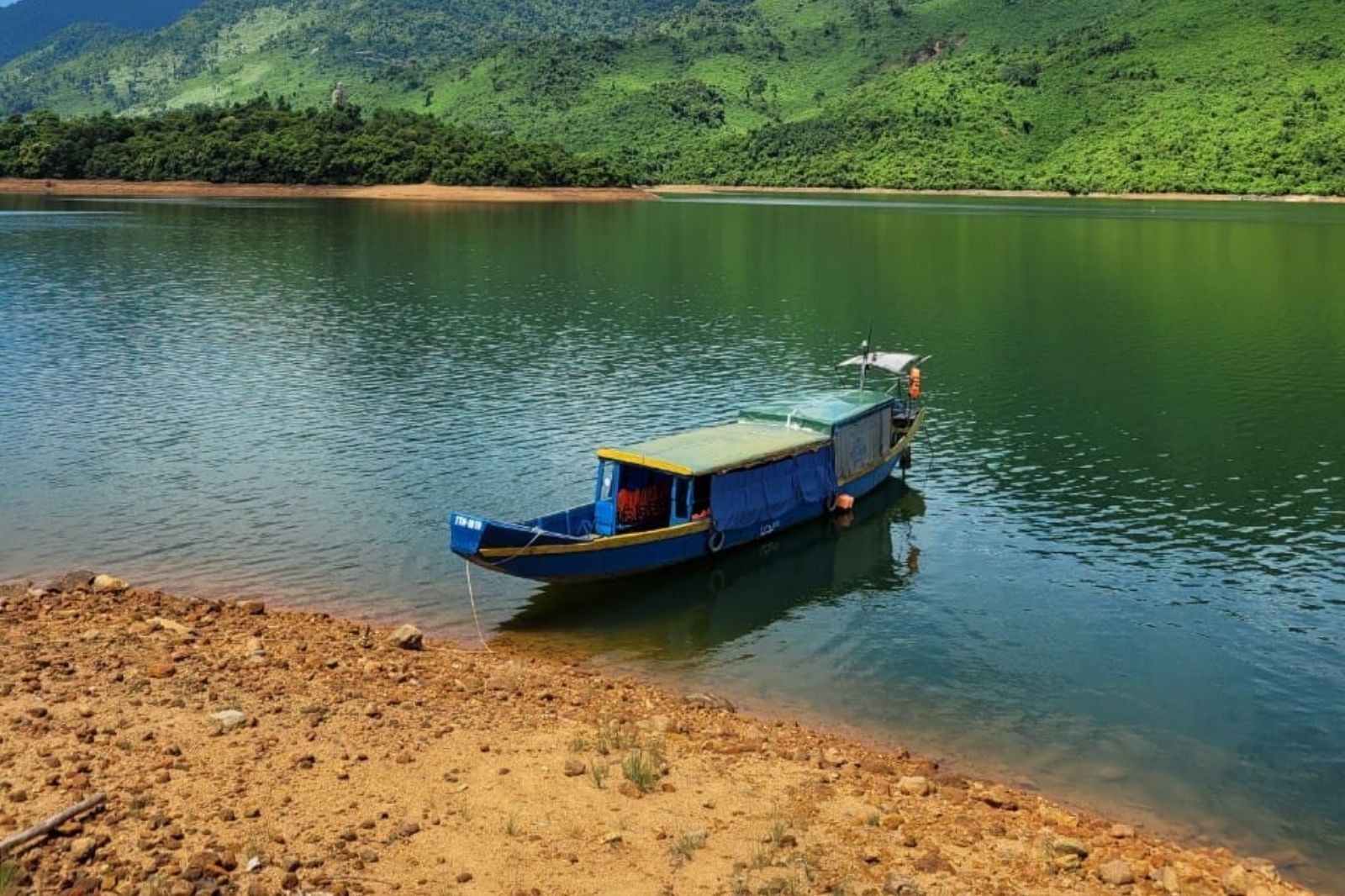 Du khách sẽ tham quan hồ Truồi bằng thuyền