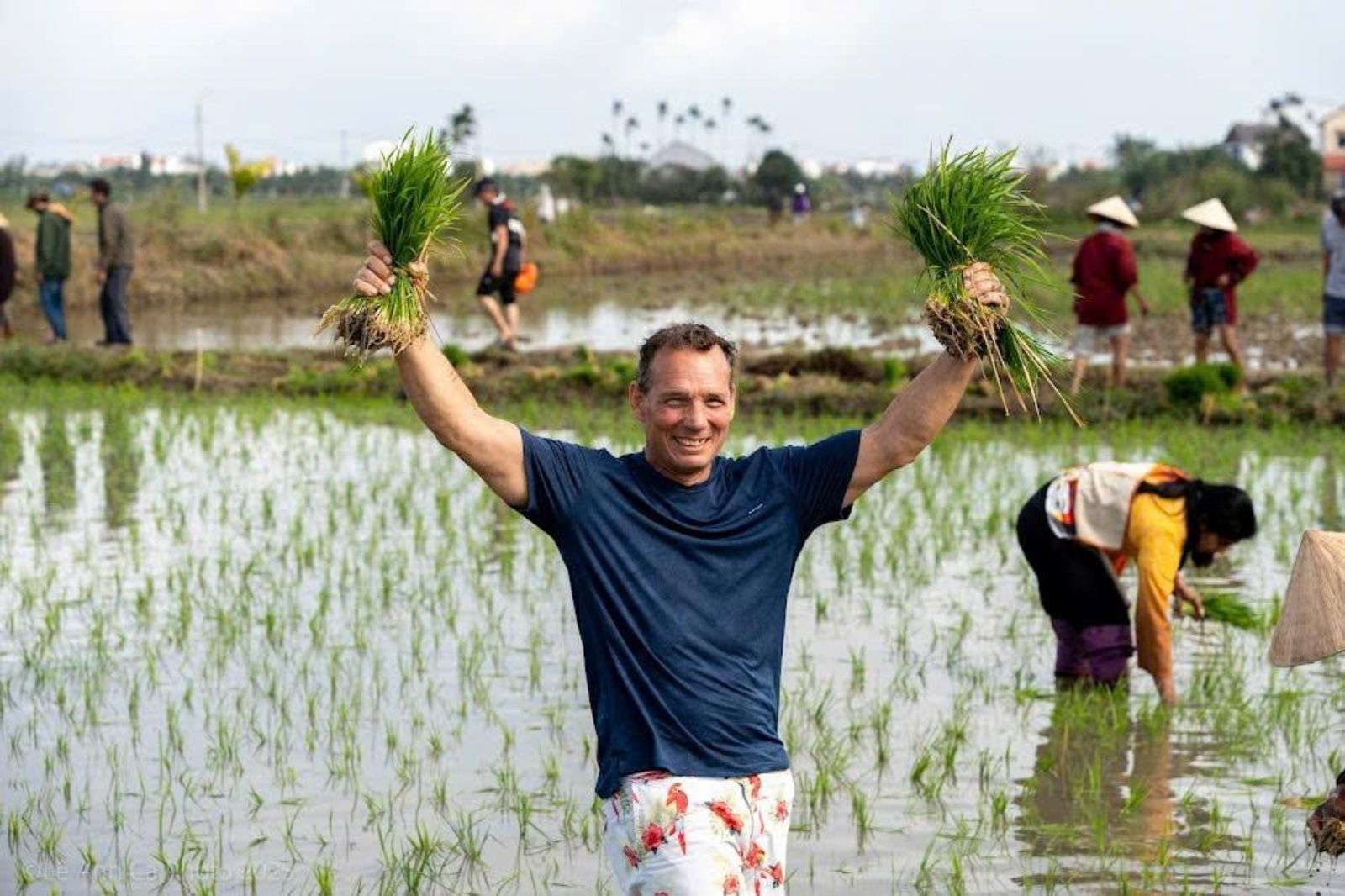 Du khách Tây hào hứng trải nghiệm cùng người dân 