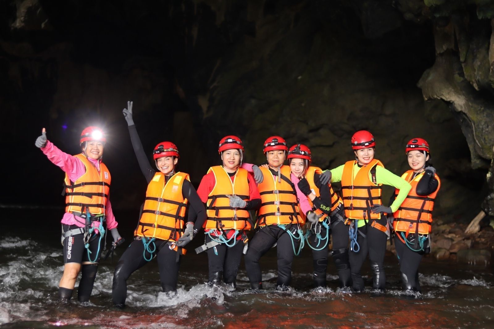 Du khách tham gia tour hang Rục Mòn 