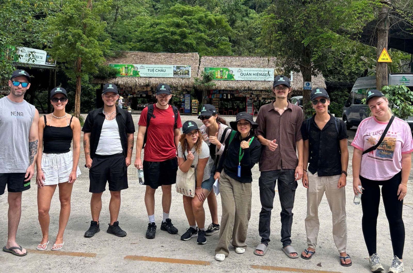 Du khách tham gia tour trọn gói cùng Sovaba Travel 