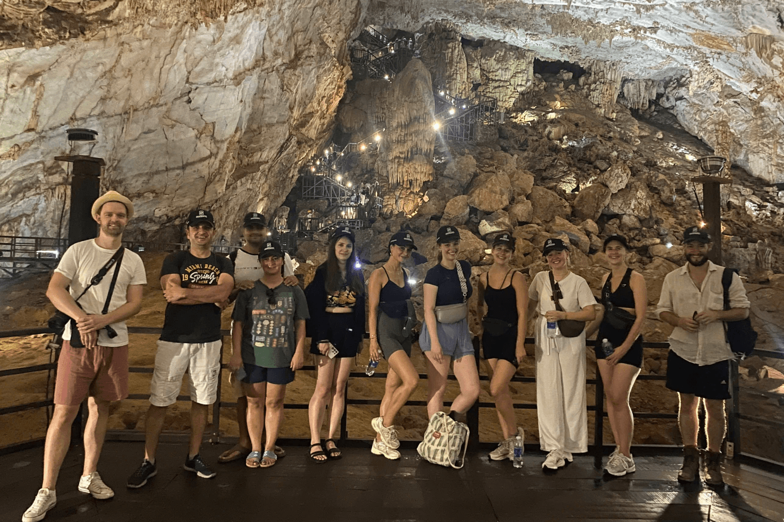 Du khách tham gia tour ghép của Sovaba Travel 