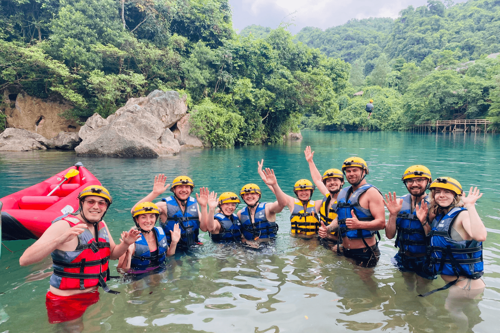 Du khách tham gia tour ghép của Sovaba Travel 
