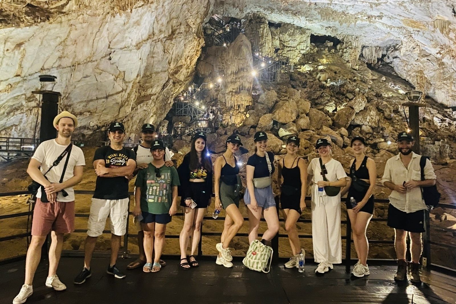 Du khách tham gia tour ghép của Sovaba Travel