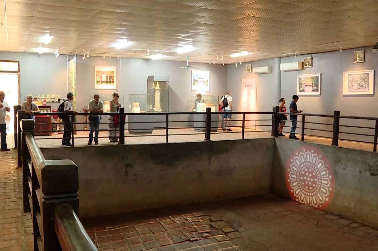 Du khách tham quan bên trong khu di tích