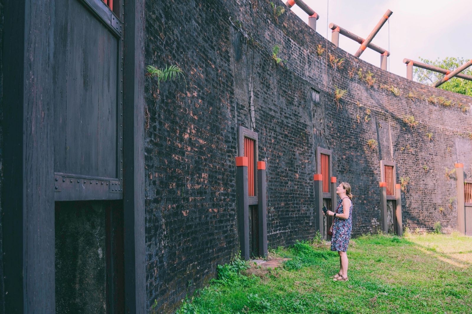 Du khách tham quan đấu trường Hổ Quyền