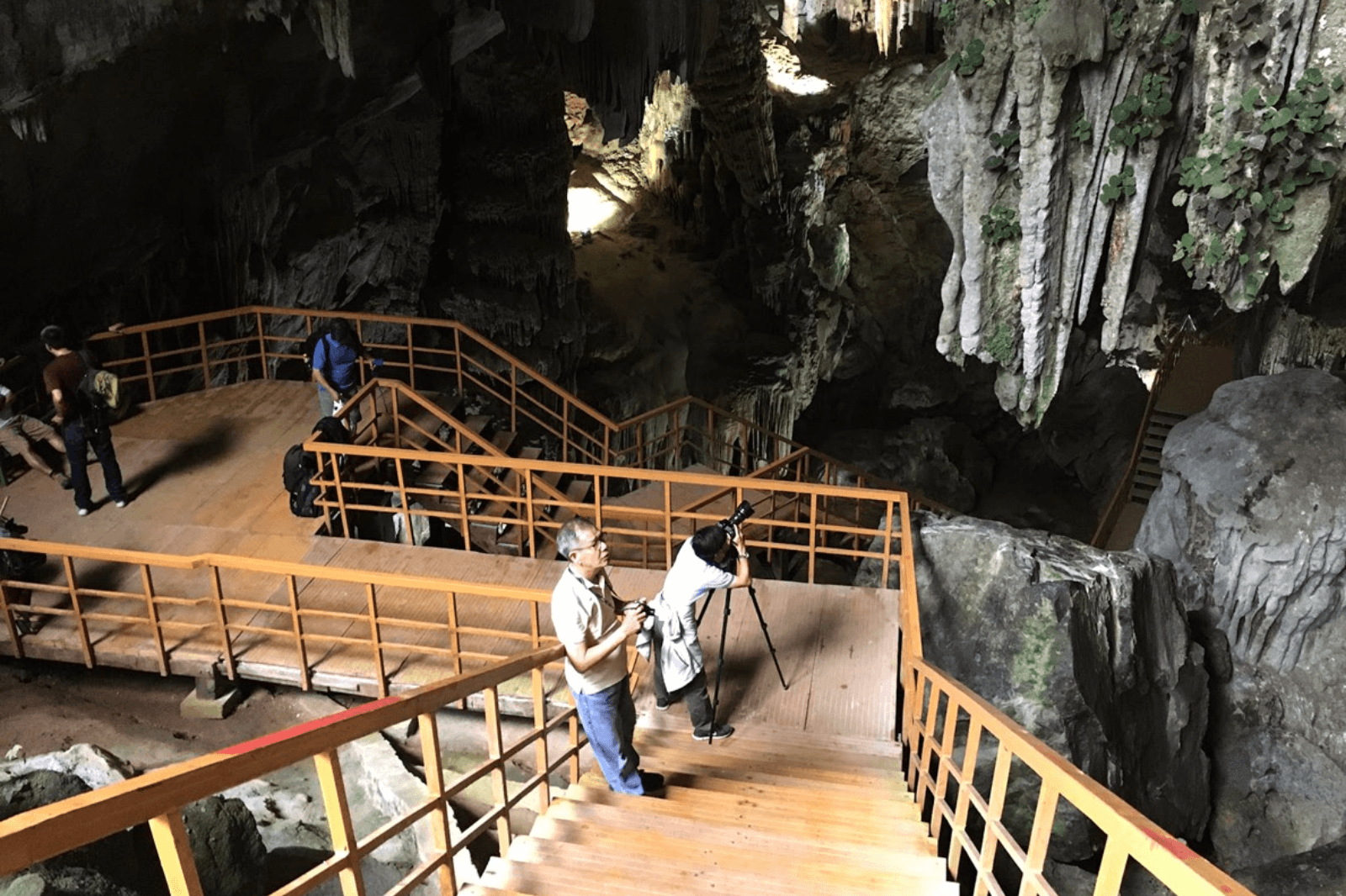 Du khách tham quan Động Tiên Sơn