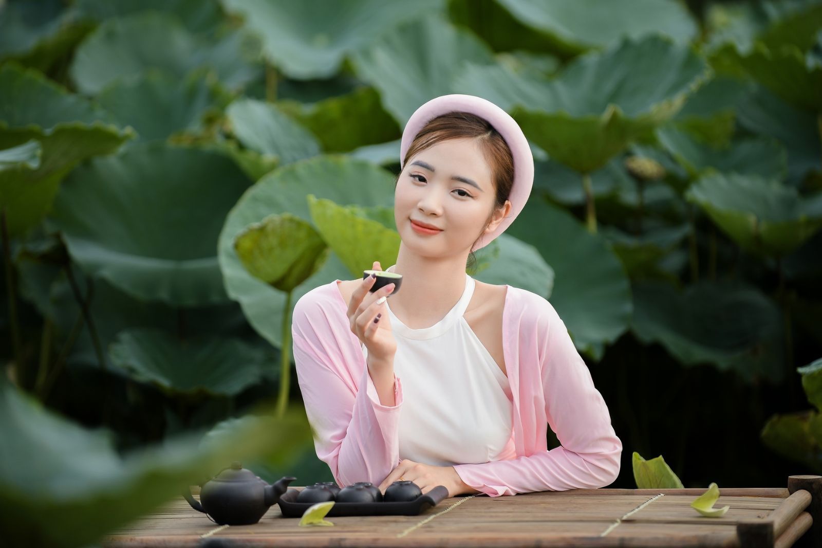 Du khách thuê trang phục check-in ở hồ Tịnh Tâm