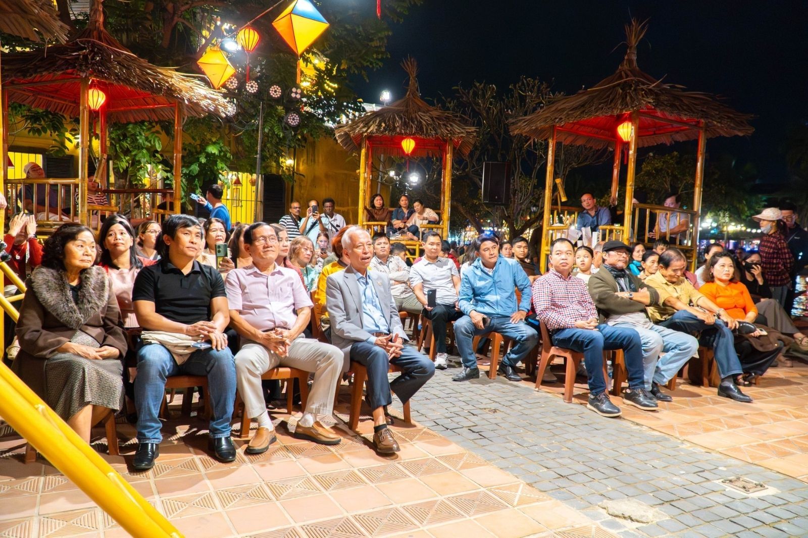 Du khách thích thú với trò chơi dân gian Bài Chòi ở Hội n 