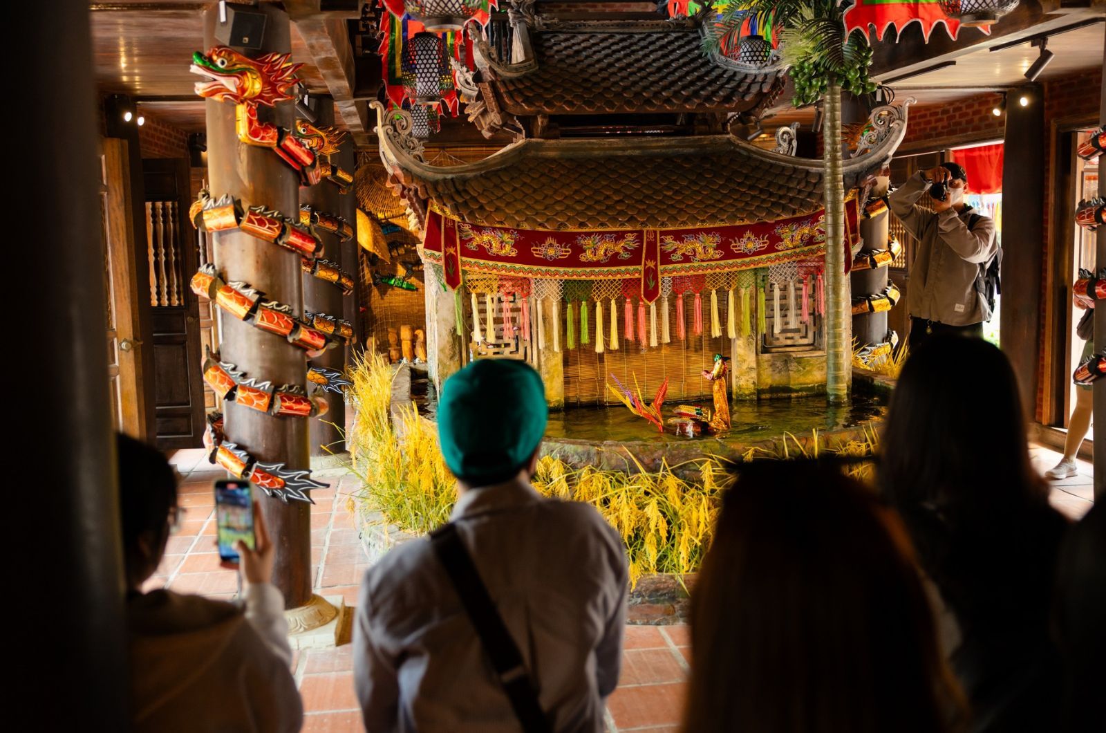 Du khách xem show cần mua vé