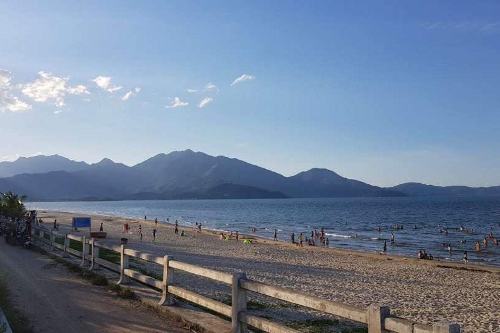 Đến biển sáng sớm hoặc chiều muộn để ngắm hoàng hôn