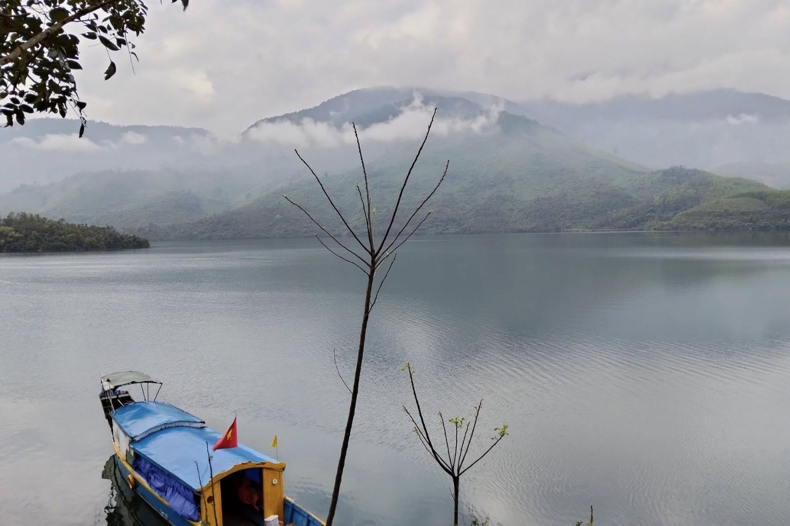 Du ngoạn hồ Truồi bằng thuyền