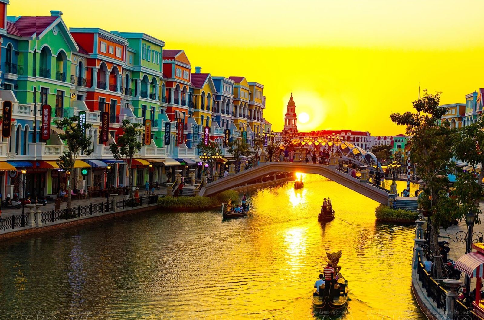 Du ngoạn sông Venice vào lúc hoàng hôn 