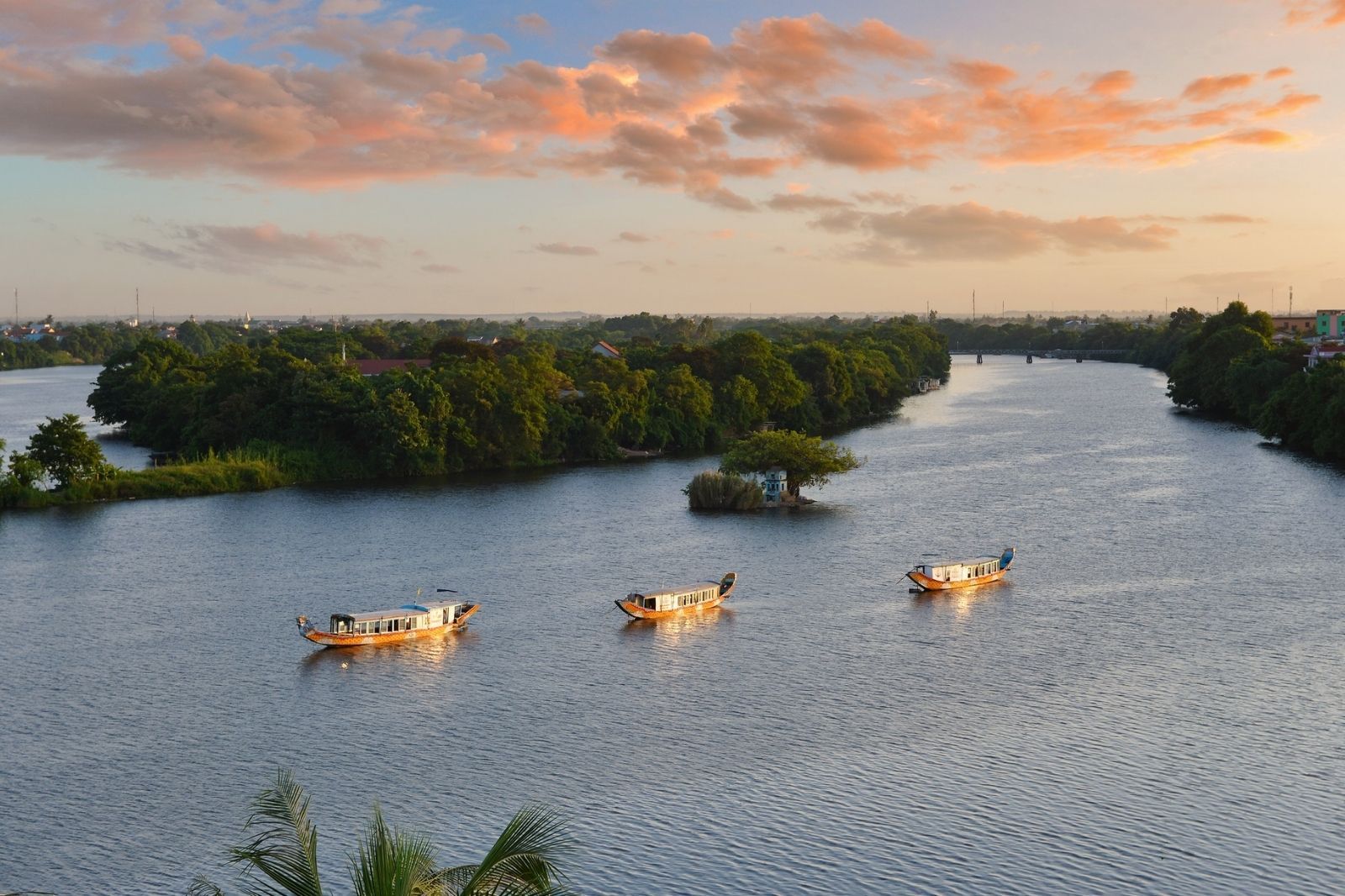 Du thuyền ngắm cảnh và cảm nhận sự thanh bình bên sông Hương