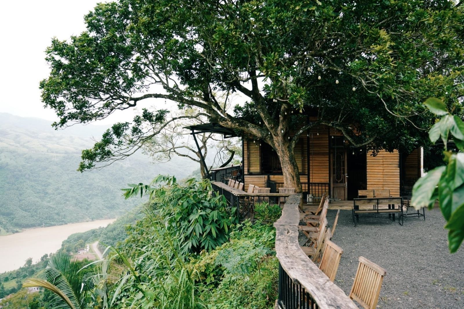 Đừng quên check-in tại các quán cà phê ven đường 