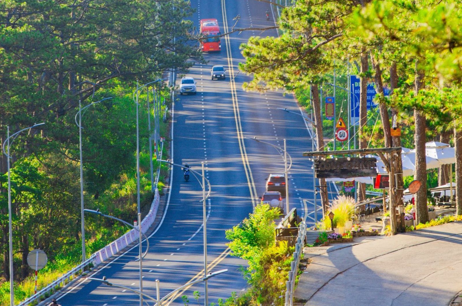 Đường đi lên núi Langbiang 
