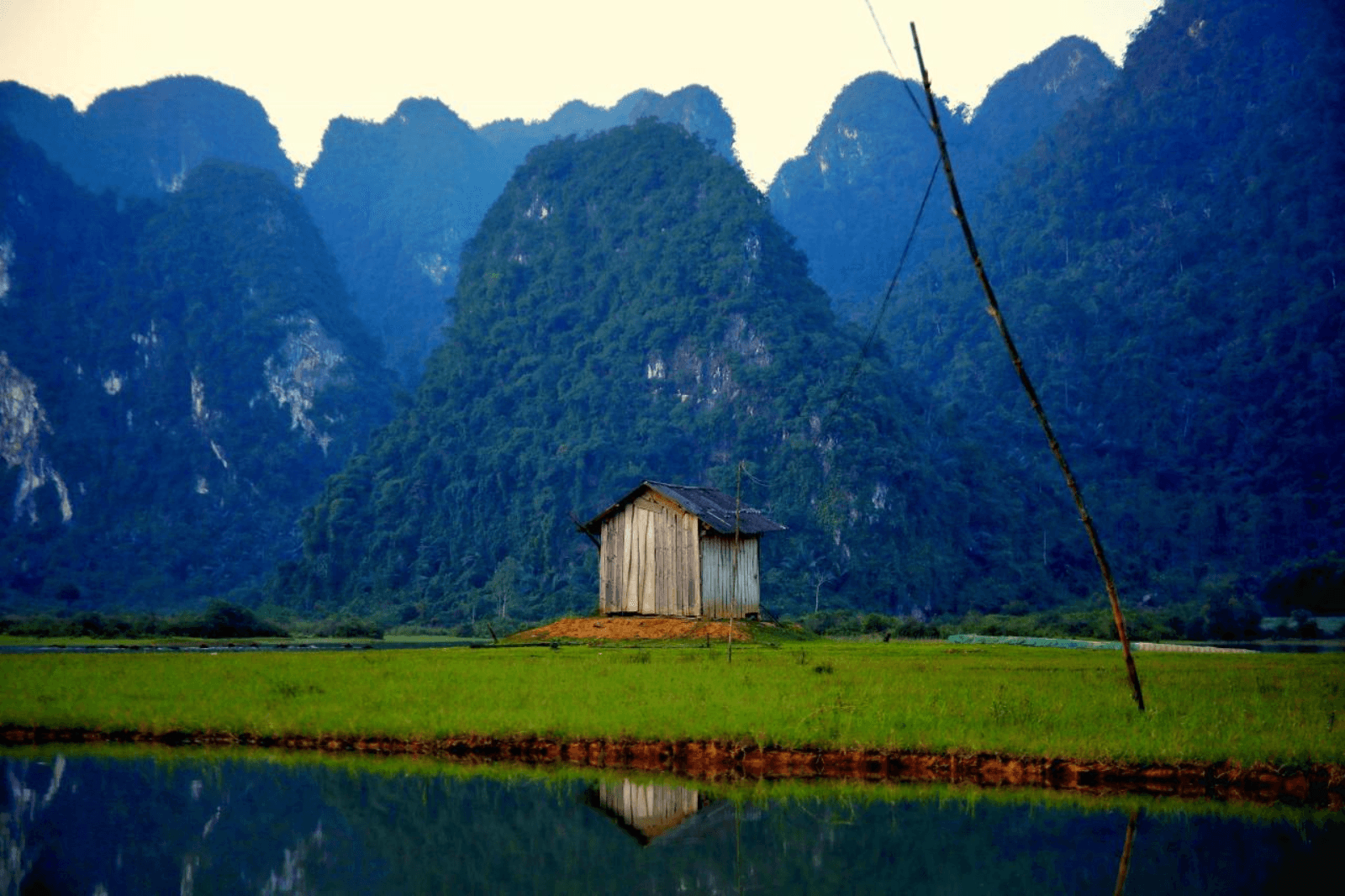 Đường trekking đi qua hồ Yên Phú