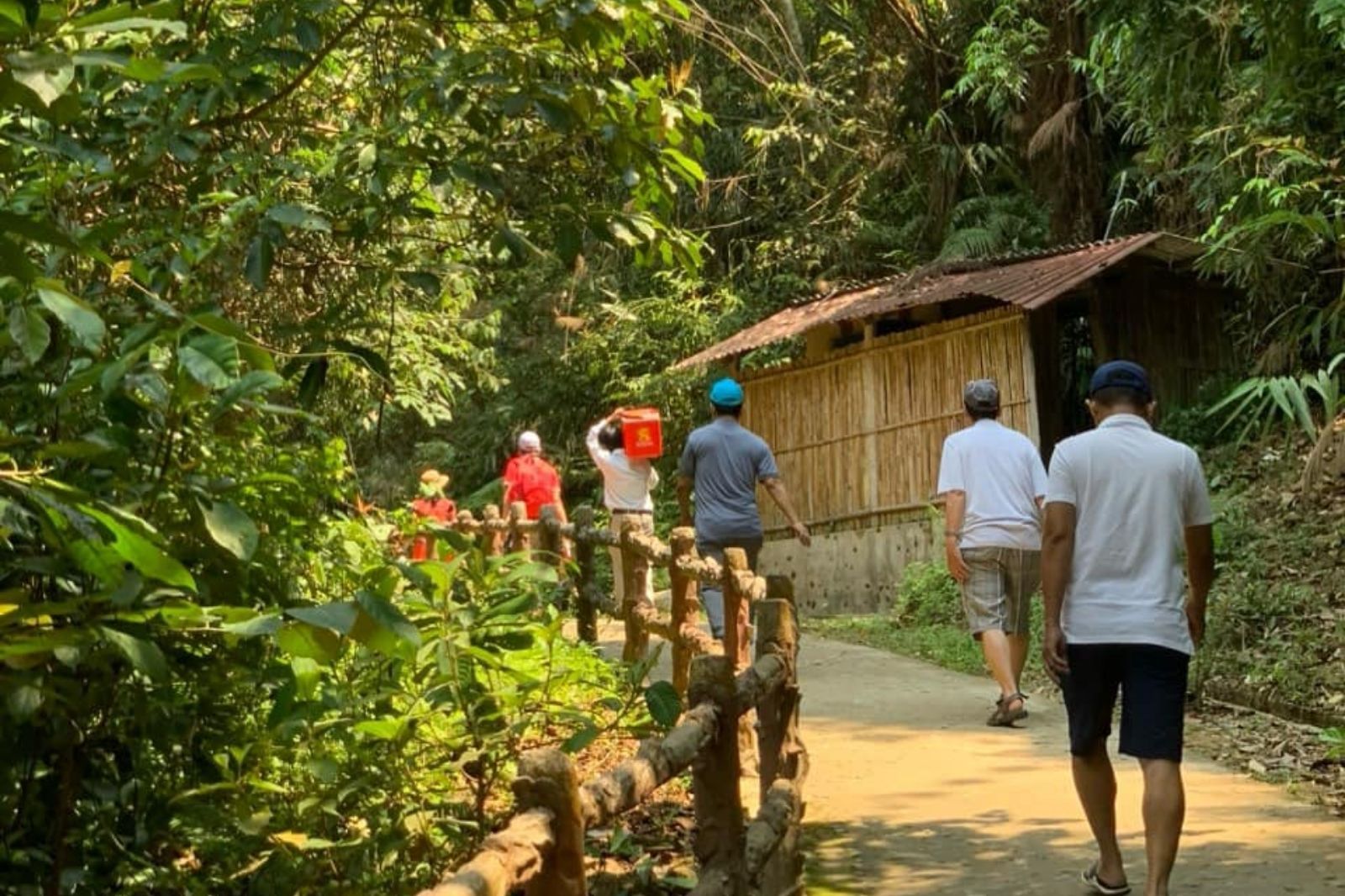 Đường vào thác Anôr