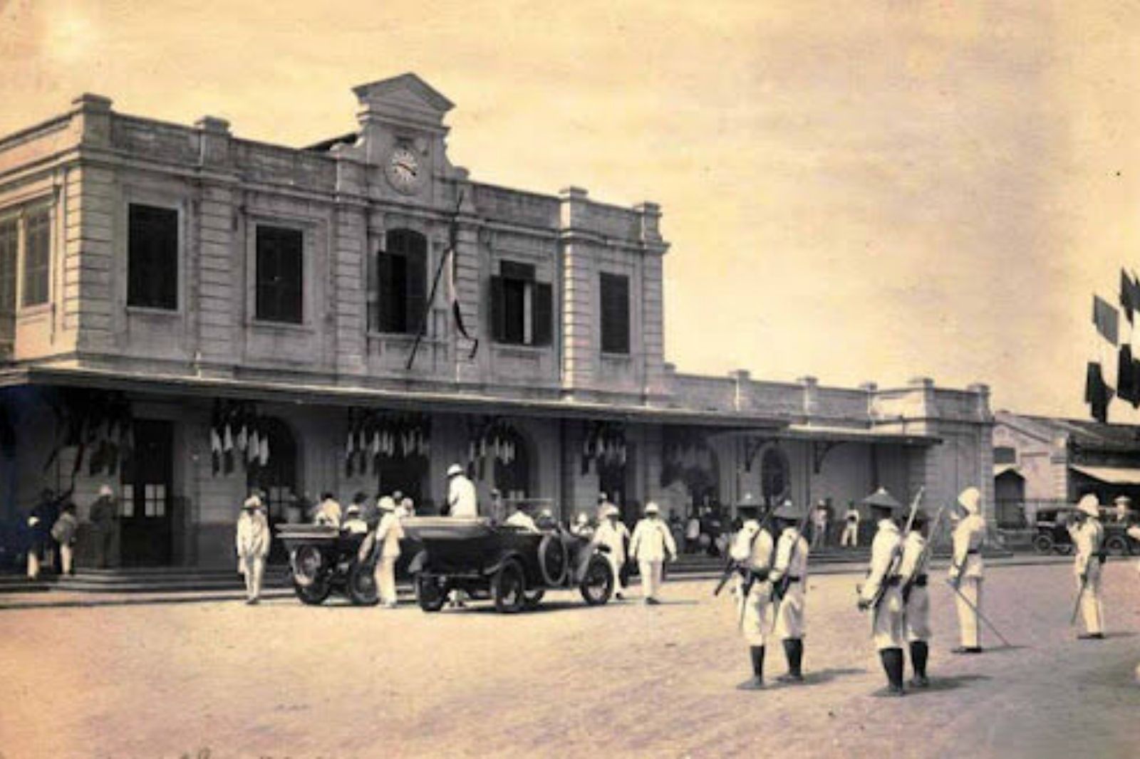 Ga Huế được người Pháp xây dựng năm 1906 