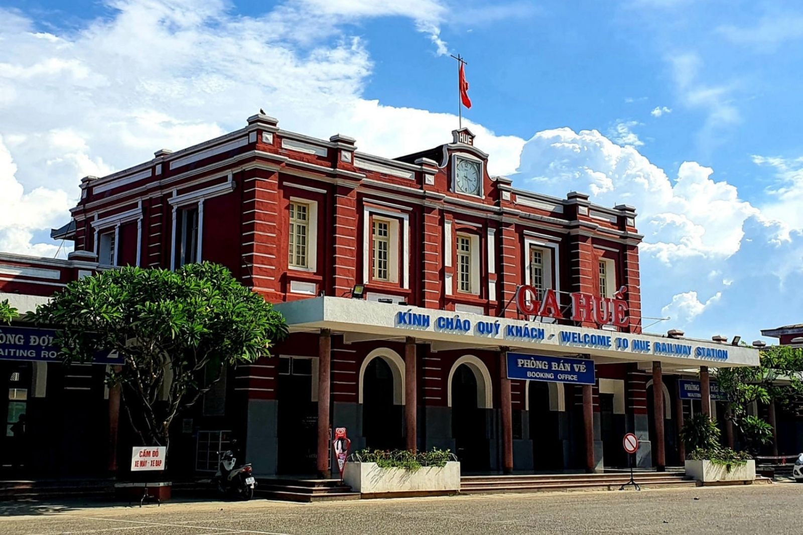 Ga Huế nổi bật với kiến trúc màu đỏ  