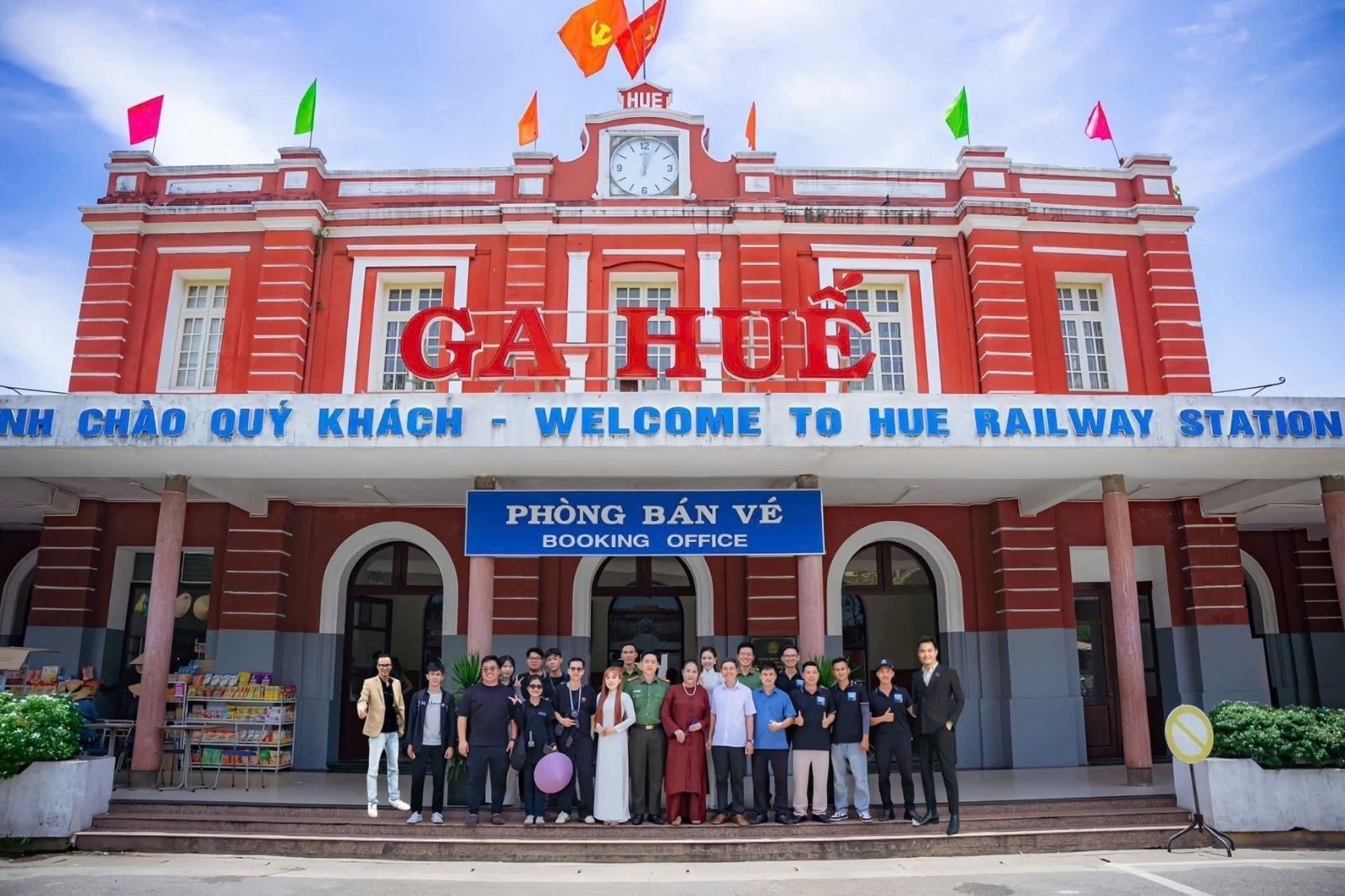 Ga Huế nổi bật với tòa nhà chính 2 tầng sơn màu hồng 