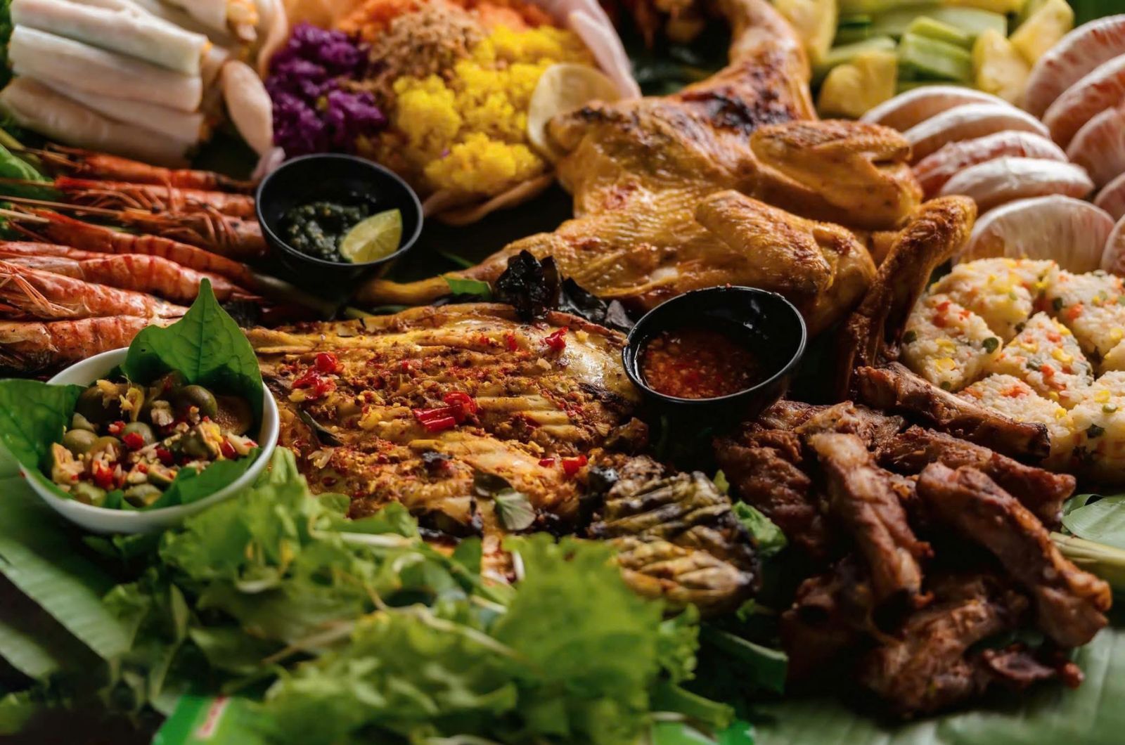 Gà nướng chấm muối cheo là món ăn không thể bỏ qua khi đến đây