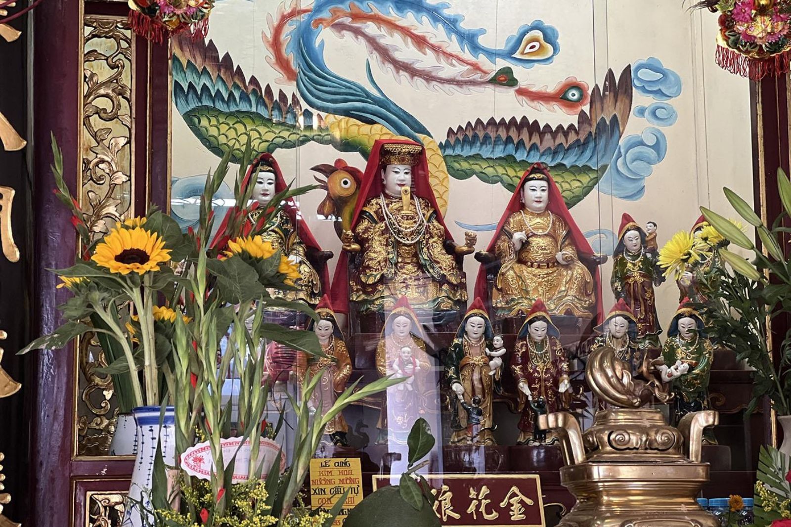 Gắn liền với phong tục thờ cúng bà Mụ 