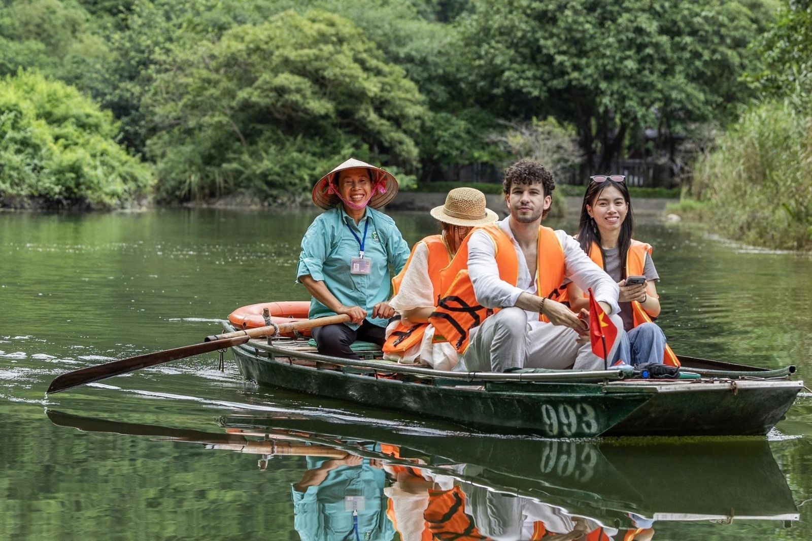 Giá vé bao gồm vé thuyền và tham quan 
