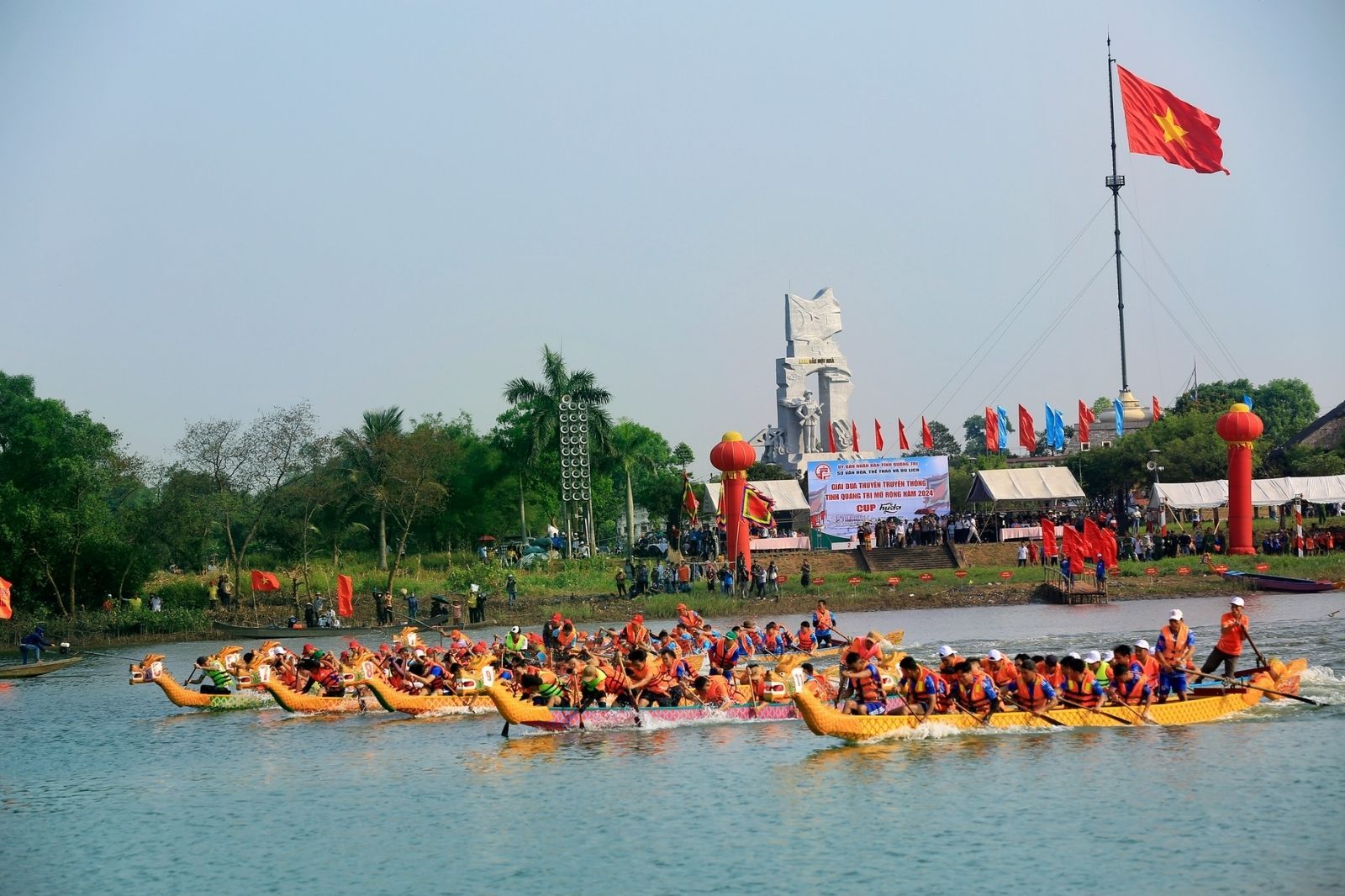 Giải đua thuyền truyền thống được tổ chức vào dịp lễ hội thống nhất non sông