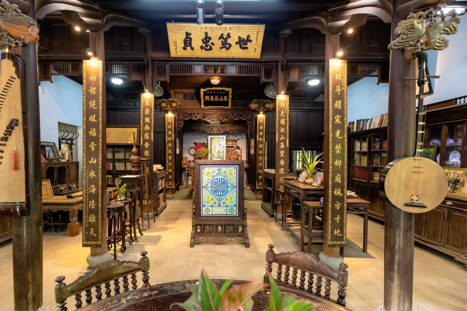 Gian giữa là các bàn thờ tiền Phật hậu linh