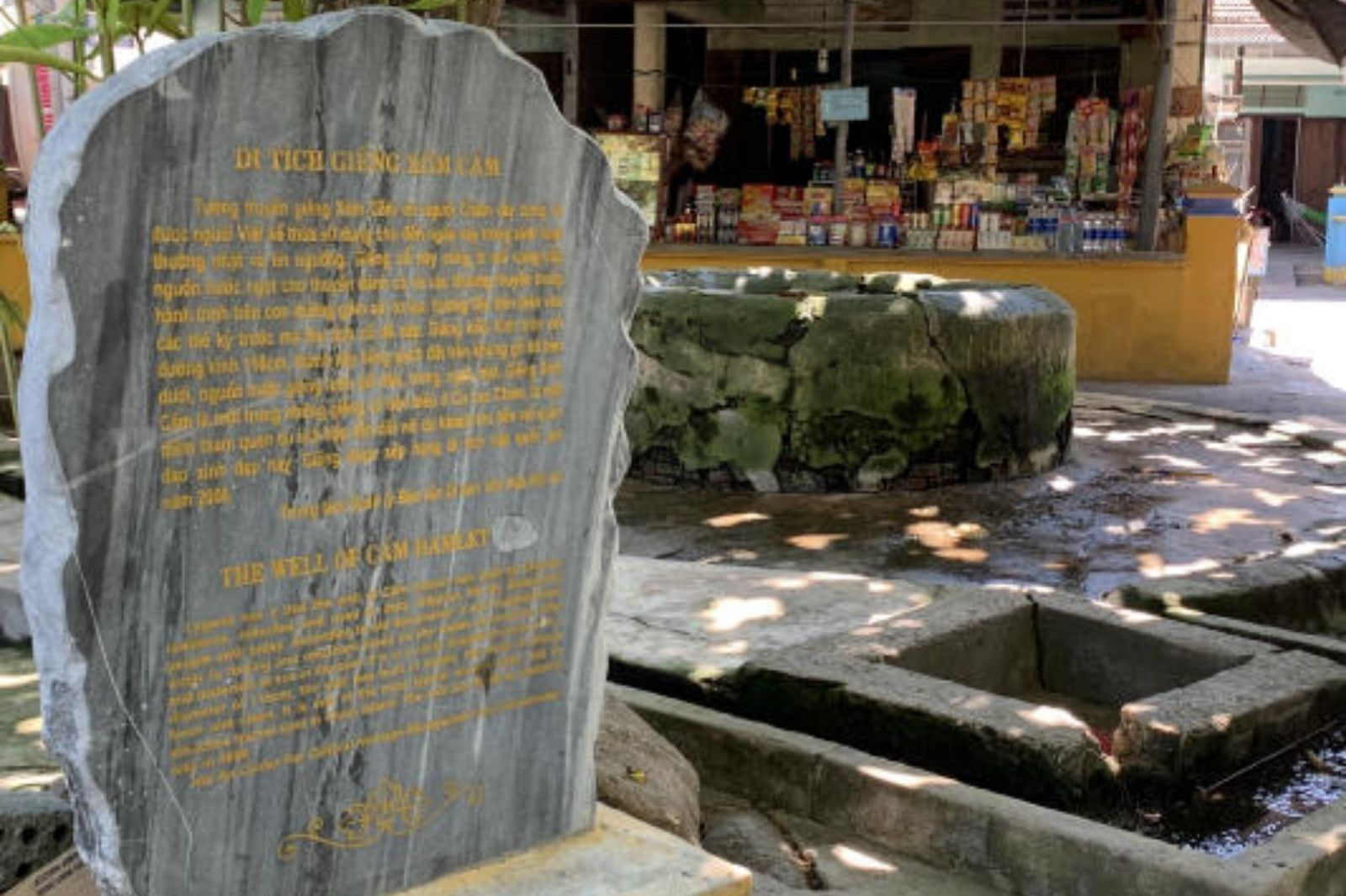 Giếng cổ hay còn được gọi là giếng Xóm Cấm  