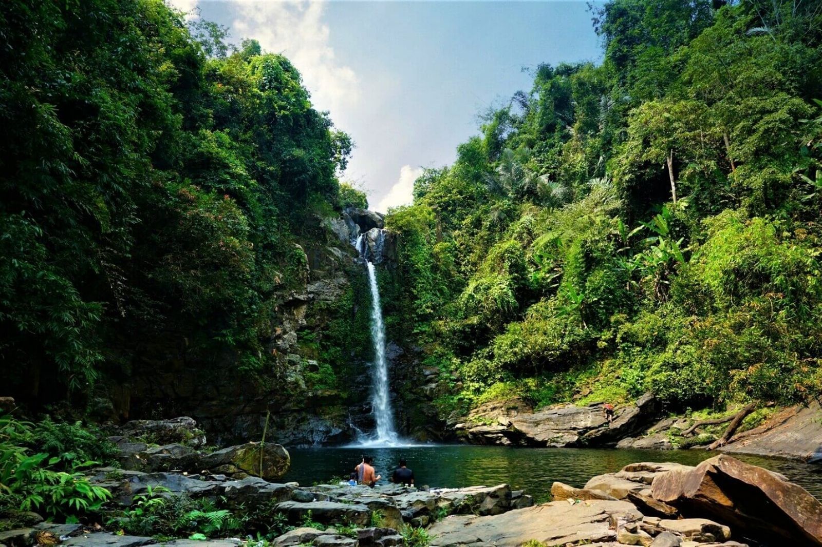 Giếng Trời với thác nước cao từ trên vách núi