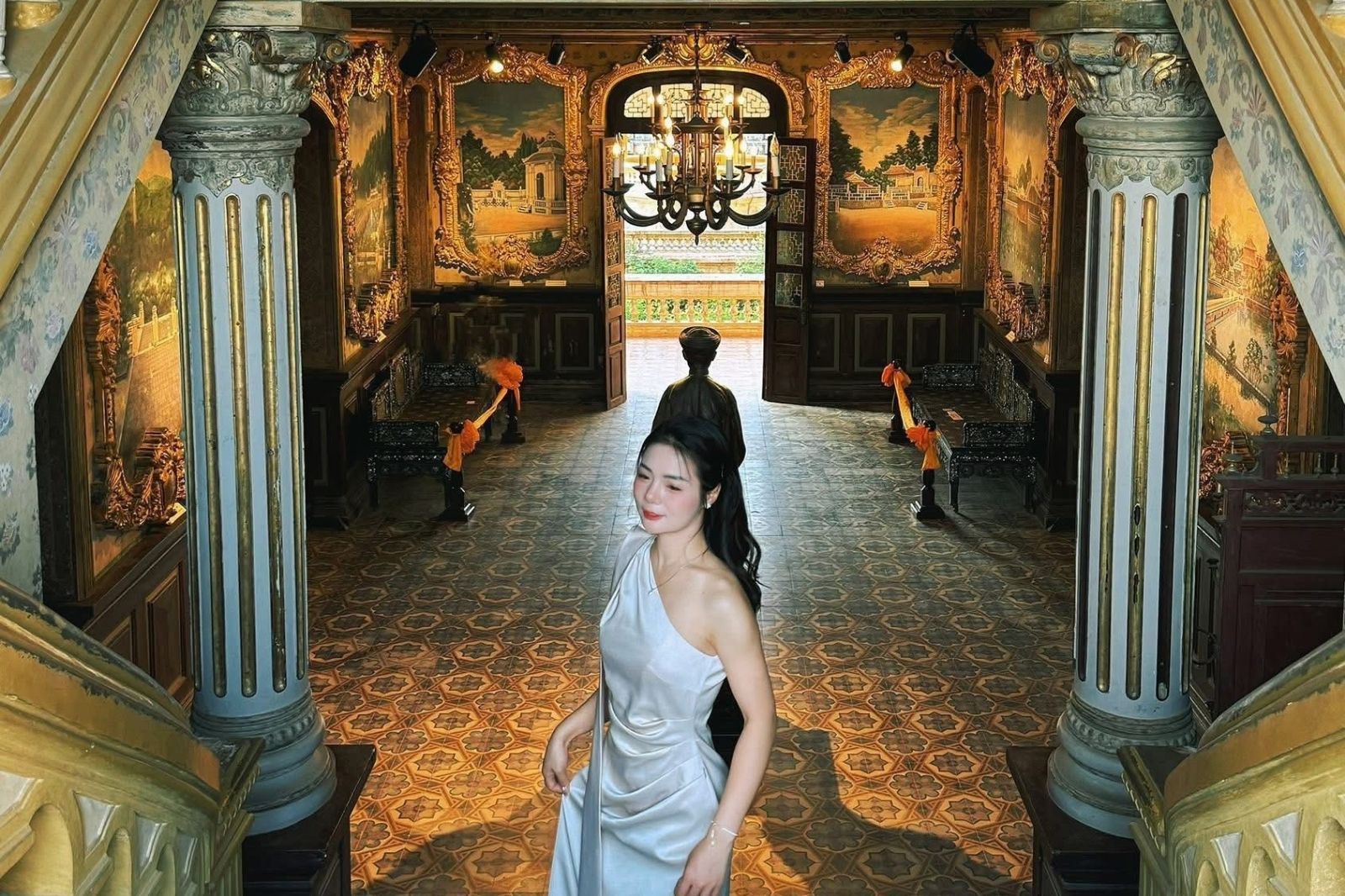 Góc chụp ở cầu thang trong lầu Khải Tường 